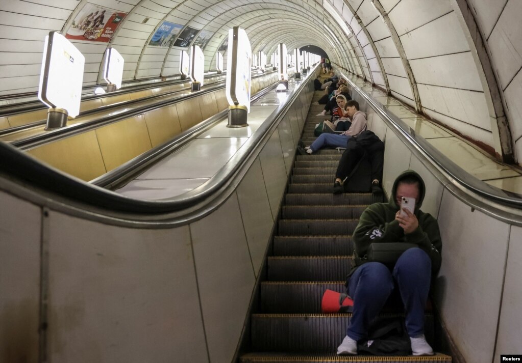Shkallët lëvizëse të metrosë përplot me njerëz që qëndronin ulur gjatë strehimit, më 12 korrik.
