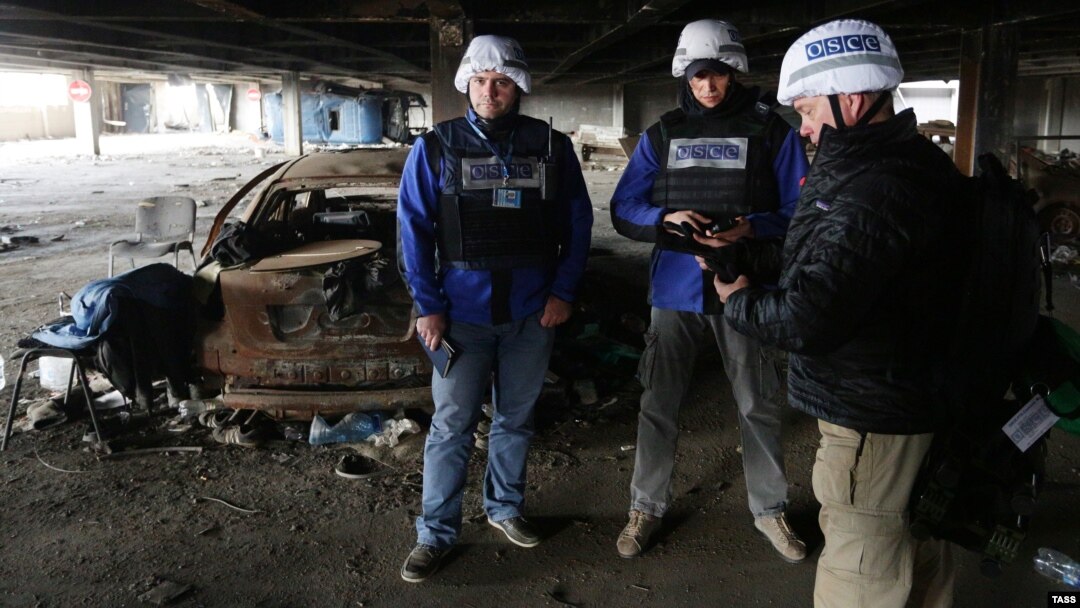 OSCE monitors in Donetsk (file photo)