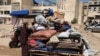 Një palestineze e zhvendosur qëndron pranë sendeve të paketuara në prag një operacioni ushtarak izraelit, në qytetin e Gazës, 8 shtator 2025.