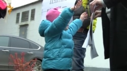 Акция протеста против отказа в детсадовском обучении детям с временной регистрацией
