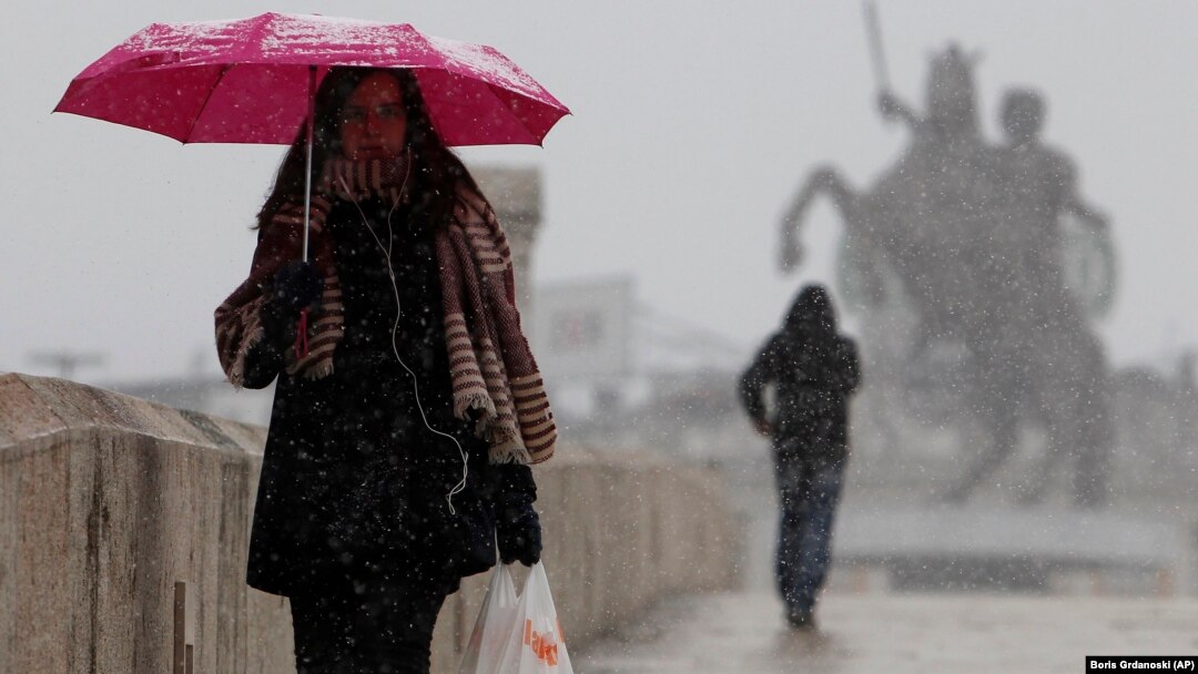 Skopje în februarie, cu statuia lui Alexandru Machedon în fundal.