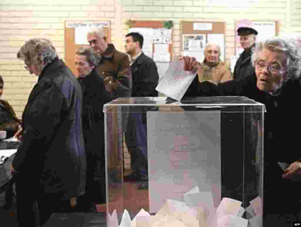 SERBIA, BELGRADE : A woman casts her vote at a polling stations in Belgrade, 03 February 2008. Serbia voted Sunday in a watershed presidential election runoff