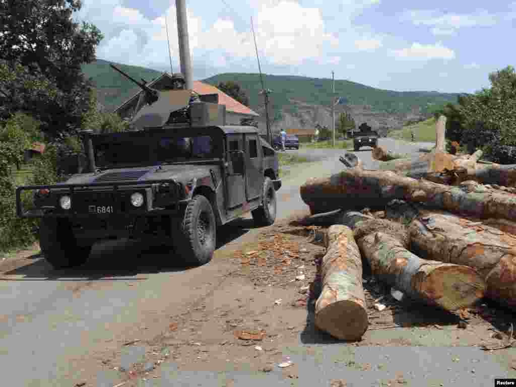 Mađarske snage KFOR-a, selo Župče, 05.08.2011. Foto: Reuters 