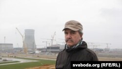 Сяргей Астраўцоў на фоне будоўлі АЭС