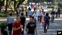 Hindistanın texnoloji nəhəngi olan "Infosys Technologies"in əməkdaşları fasilə zamanı şirkətin baş ofisində hərəkət edirlər.