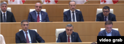 "ოცნების" წევრები უსმენენ წლიურ მოხსენებას.