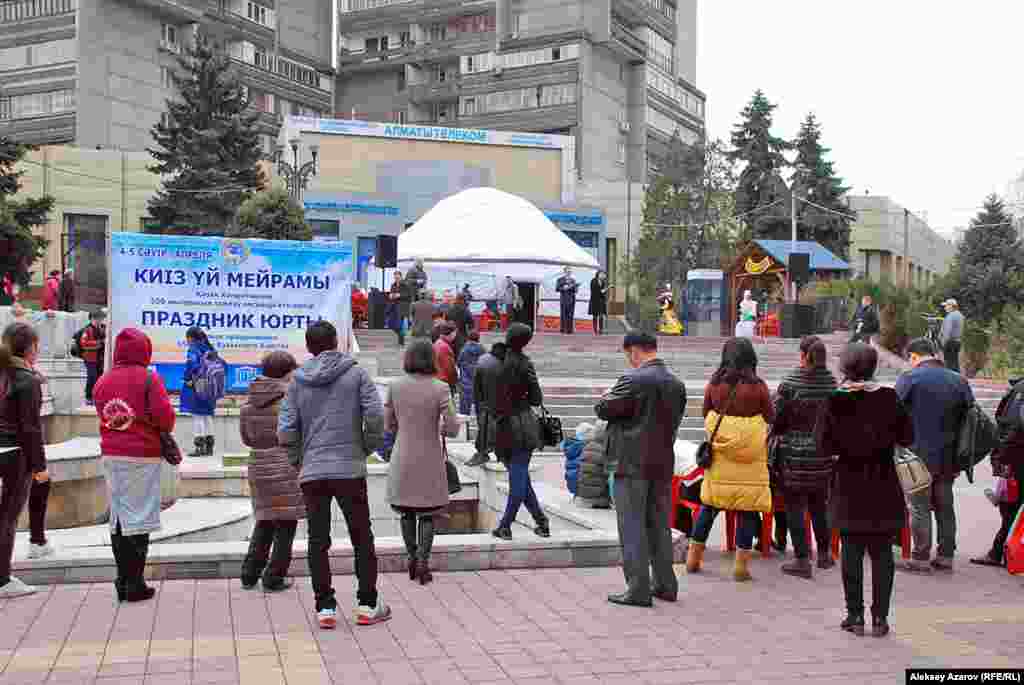 Торжественное открытие &laquo;Праздника юрты&raquo; передвинули во времени на два часа вперед по просьбе музыкантов, так как с утра руки мерзли на улице.