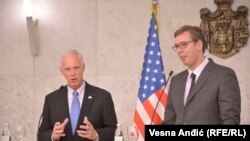 Ron Džonson i Aleksandar Vučić na konferenciji u Beogradu