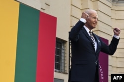 Президент США Джо Байден жестикулює під час виступу про НАТО у Вільнюському університеті у Вільнюсі, Литва, 12 липня 2023 року після завершення саміту НАТО.