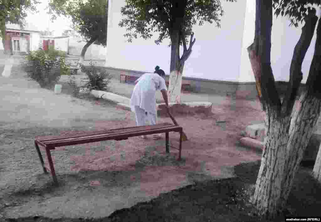 Şepagat uýasy keselhananyň howlusyny süpürýär.