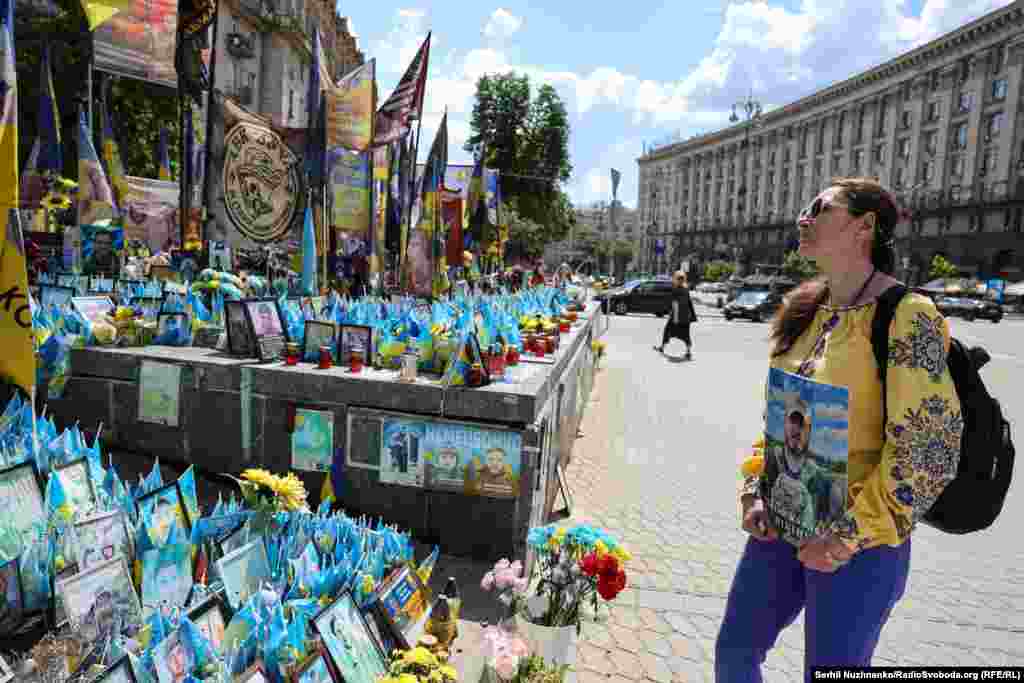 Анна прийшла з портретом загиблого сина Даніїла до меморіалу з прапорців на майдані Незалежності.«Для мене вишиванка – це ідентичність нашої традиції української. Це не обов'язково має бути вишита сорочка на тілі, це щось більше, це ДНК вшите в душі. Цей день я хотіла розділити з його хлопцями (загиблими військовими). Тому я одягнула вишиванку в кольорах і символах українського прапора, проте це набагато більше, ніж одяг для мене.Після загибелі свого сина я одягала мілітарі одяг. Так я відчувала близькість до нього. Коли синові у школі відкривали меморіальну дошку, я якимось чином змусила себе одягнути більш урочистий одяг, бо цей день пов'язаний із моїм сином. Я хотіла, щоб він бачив мене з енергією вишиванки. Тому придбала на день відкриття дошки саме цю вишиванку»