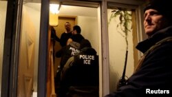 По оценкам американских властей, в стране проживает около 11 млн мигрантов, не имеющих документов для пребывания в США.