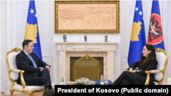 Kryetari i Lidhjes Demokratike të Kosovës në opozitë (LDK), Lumir Abdixhiku, pritet nga atëherë presidentja e Kosovës, Vjosa Osmani, korrik 2025.
