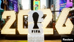 2026 წლის მუნდიალის ლოგო ნიუ-იორკში, ტაიმს-სკვერზე