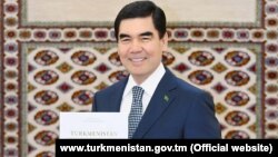 Türkmenistanyň prezidenti Gurbanguly Berdimuhamedow we onuň “Türkmenistan – Beýik Ýüpek ýolunyň ýüregi” atly kitaby