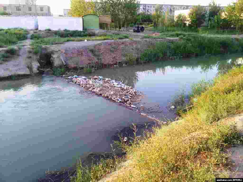 Türkmenabadyň içinden akyp geçýän ýap