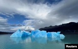 Глыба льда тает в Лаго-Архентино (Аргентинское озеро) в Национальном парке Лос-Гласиарес, недалеко от города Эль-Калафате в патагонской провинции Санта-Крус, Аргентина, 22 апреля 2025 года. Фото: Reuters