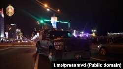 Міліцэйскі спэцаўтамабіль на тле нафагодняга Менску