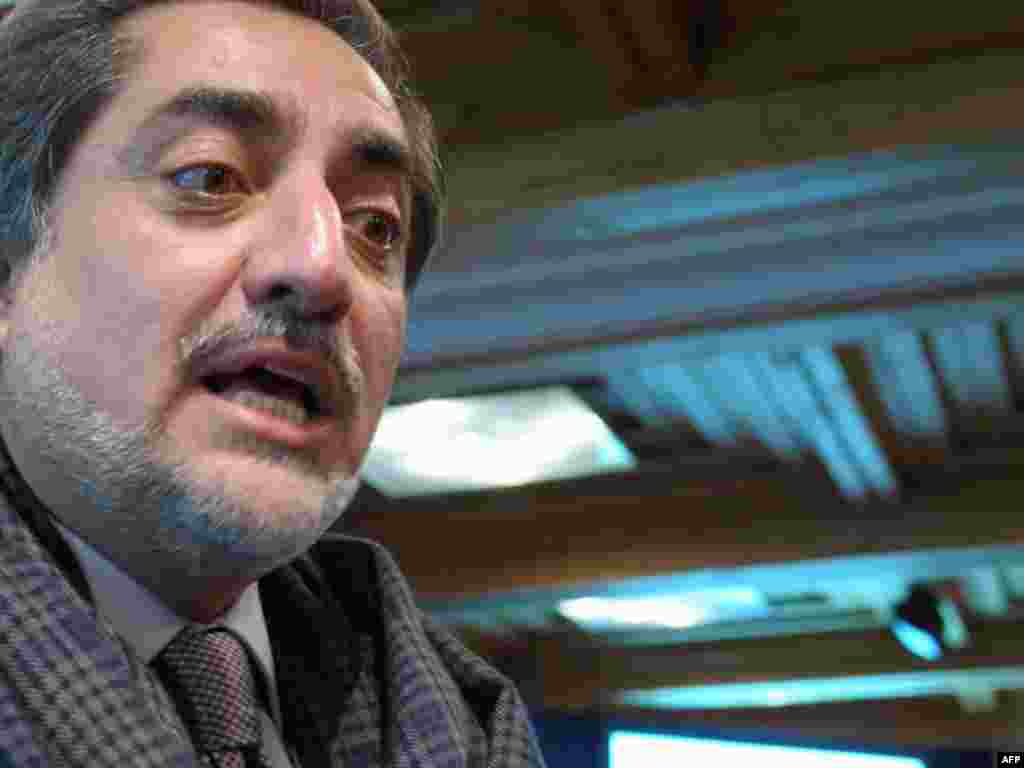 Поранешниот авганистански претседател Андула Андула зборува со новинарите - SWITZERLAND, Davos : Former Afghan presidential candidate Abdullah Abdullah talks to journalists at the end of the session "Rethinking Security in the 21st Century" on the first day of the World Economic Forum in Davos on January 27, 2010. The elite meeting at the Swiss mountain-top-resort started nearly four decades ago and aim to bring leaders toegether to discuss the most pressing issues facing the world. 