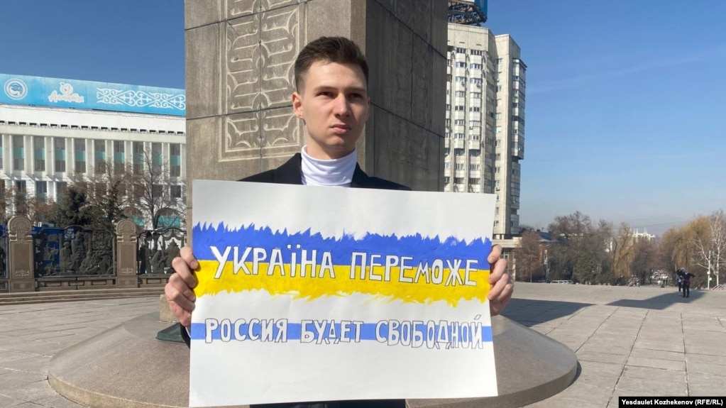 Гражданин России Тимофей Морозов проводит пикет в поддержку Украине на площади Республики в Алматы. 24 февраля 2025 года