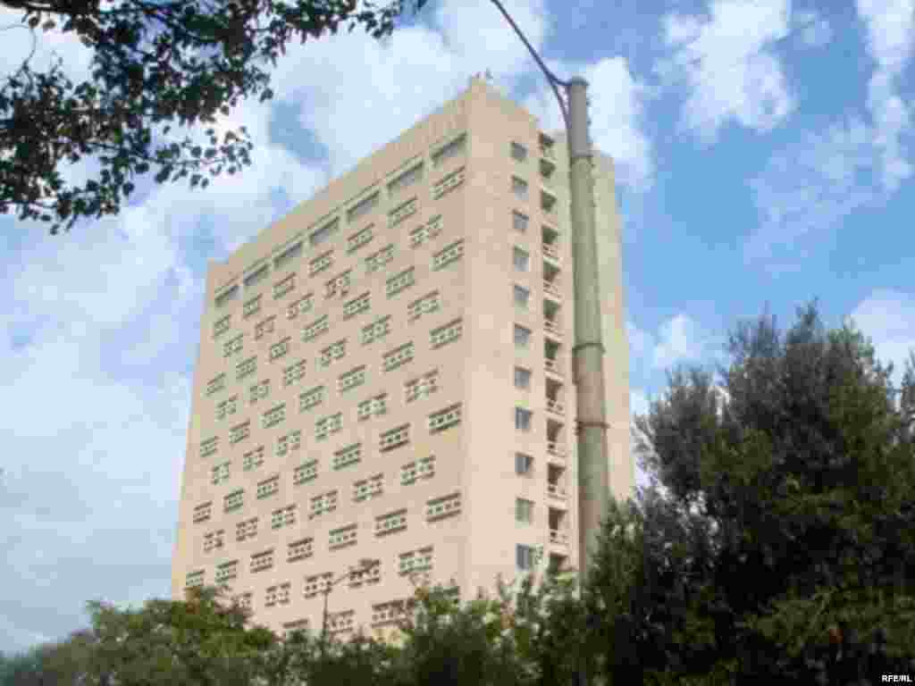 Azərbaycanda ən hündürdə yerləşən seçki qərargahı prezidentliyə namizəd Qüdrət Həsənquliyevə məxsusdur. Amma bir məsələ var ki, seçki qərargahı nəhs mərtəbədə yerləşir - 14 mərtəbəli binanın 13-cü mərtəbəsində. Elmi-Tədqiqat Hidrotexnika və Meliorasiya İnstitutunun yerləşdiyi çoxmərtəbəli binanın fasadında burada seçki qərargahı və ya partiyanın yerləşməsi barədə hər hansı işarə yoxdur...