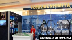 “Türkmenhimiýa” döwlet konserniniň Türkmenistanyň nebit-gaz sergisindäki stendy, Aşgabat