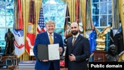 کریکور دِر هاگوپیان نخستین سفیر ارمنی‌تبار عراق در واشینگتن استوارنامۀ خود را به دونالد ترامپ تقدیم کرد