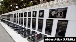 В Аллее шехидов в Баку. Могилы Ильхама и Фаризы - две крайние справа. 2012