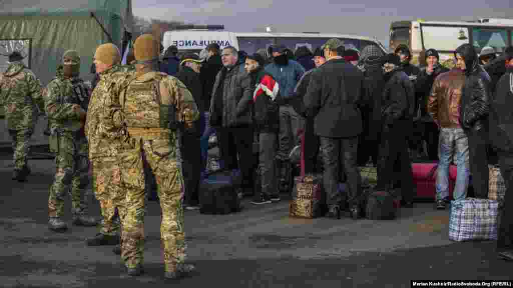 У свою чергу підтримувані Росією сили чекають, поки їм віддадуть за списком 99 осіб