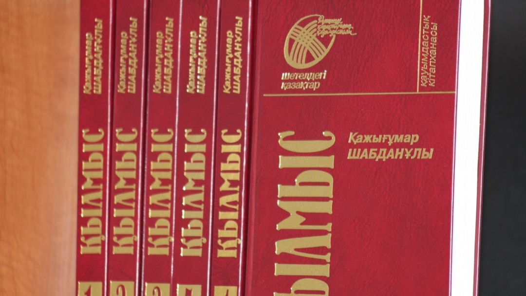 Қыздар бөксесін шайқайды