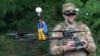 Ілюстраційне фото. Український військовий запускає FPV-дрон на Харківщині, серпень 2025 року