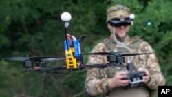 Ілюстраційне фото. Український військовий запускає FPV-дрон на Харківщині, серпень 2025 року