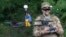 Ілюстраційне фото. Український військовий запускає FPV-дрон на Харківщині, серпень 2025 року