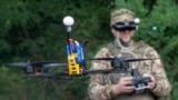 Военнослужащий 57-й мотопехотной бригады ВСУ управляет FPV-дроном на передовой в Харьковской области, 12 августа 2025 года