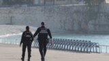Polițiști francezi controlează respectarea restricțiilor sanitare . 