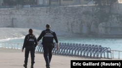 Polițiști francezi controlează respectarea restricțiilor sanitare . 