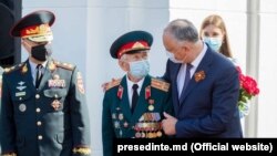 Igor Dodon și ambasadorul rus Oleg Vasnețov, la cmplexul memorial „Capul de pod Șerpeni”