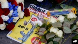 Posebno izdanje francuskih satiričnih novina Charlie Hebdo ispred bivše redakcije, Pariz, 7. januara 2025.