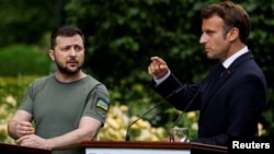 French President Emmaneul Macron (right) and Ukrainian President Volodymyr Zelenskiy in Kyiv in June.
