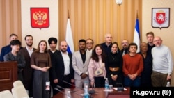 Сергей Аксенов и иностранцы, посетившие Крым в рамках проекта «Иностранные журналисты за Россию»