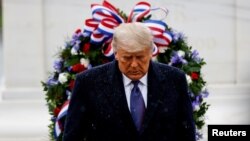Presidenti amerikan Donald Trump gjatë një ceremonie në Arlington, Virxhinia.