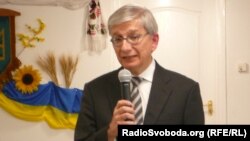  Євген Чолій виступає перед українською громадою в Будапешті