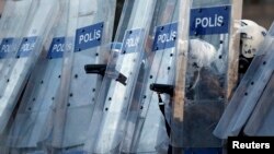 Učesnici protesta uzvikivali su "Rame uz rame protiv fašizma"