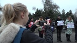 «Ненависть – не сімейна цінність»: у Запоріжжі відбулася акція за «адекватний гумор на ТБ» (відео)