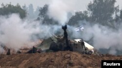 Ysraýylyň harbylary Gaza bilen serhetde harby serişdeleri dolandyrýarlar. 