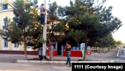Рабочие проводят ремонтные работы на одной из опор электропередачи в Туркменистане (иллюстративное фото)