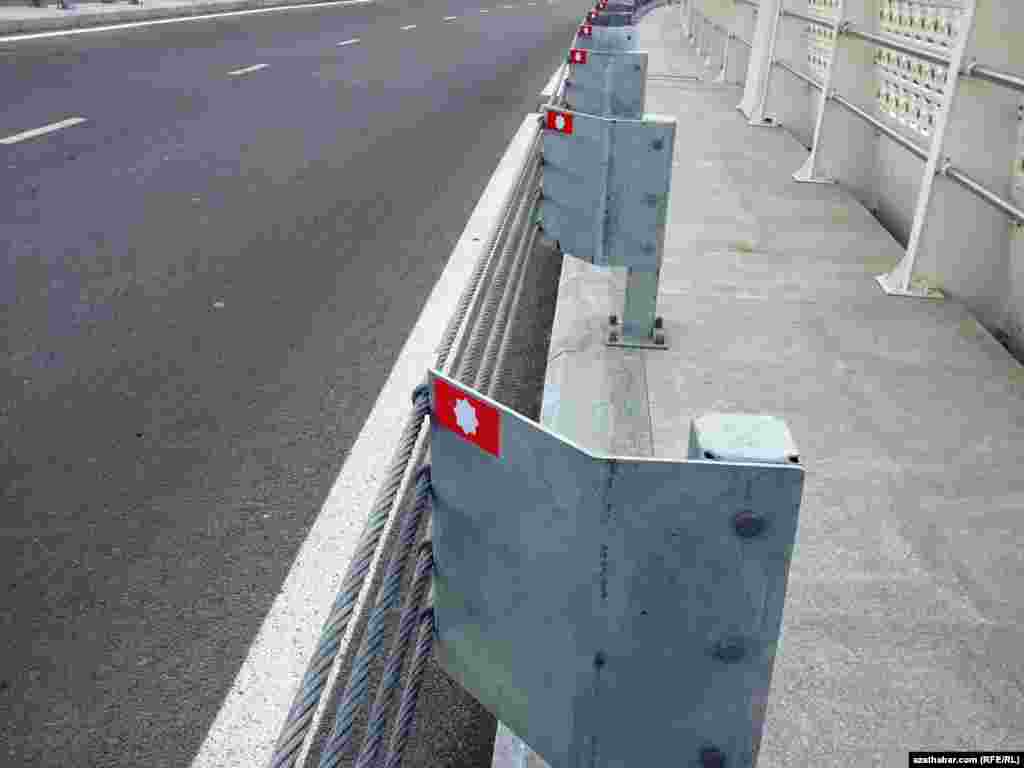 Babaraba barýan köpri estakaddanyň kiçijek detallarynda 8 burçly ýyldyzlar hem bar