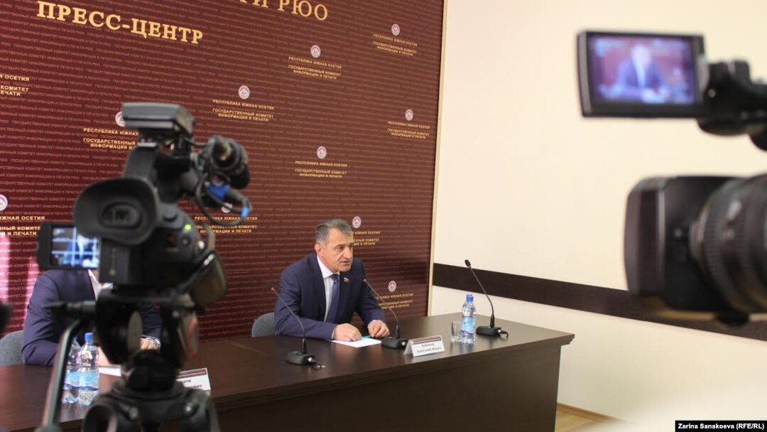 Тем, кто смеет говорить и не замечать прекрасного, президент Бибилов посвятил отдельную притчу про мух и пчел, которую некоторые зрители восприняли не иначе как оскорбление своего народа