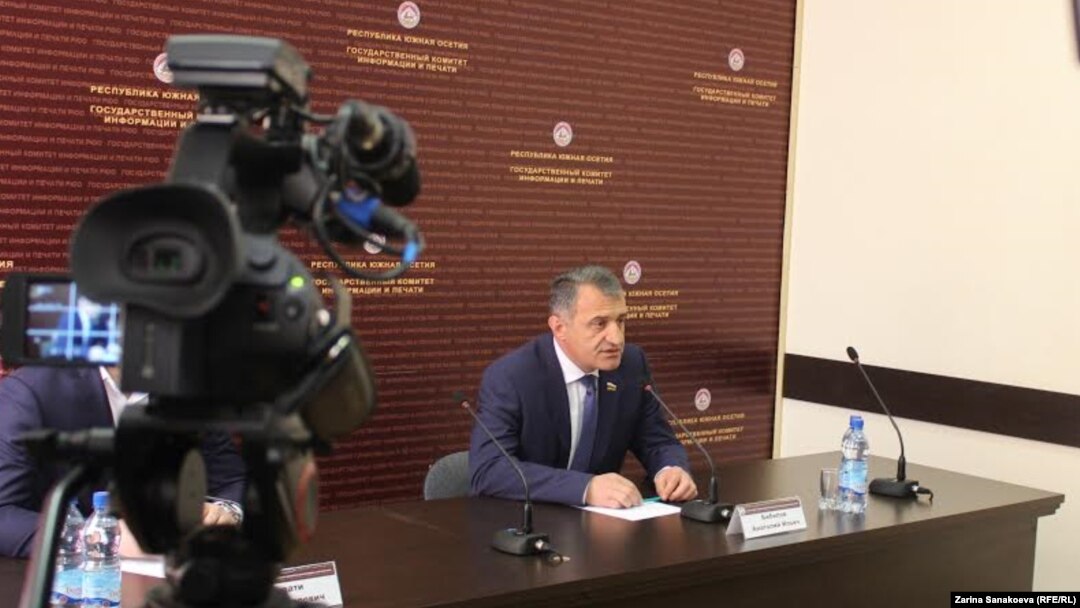 По мнению конкурентов патронируемой им партии «Единая Осетия», президент активно включился в предвыборную агитацию