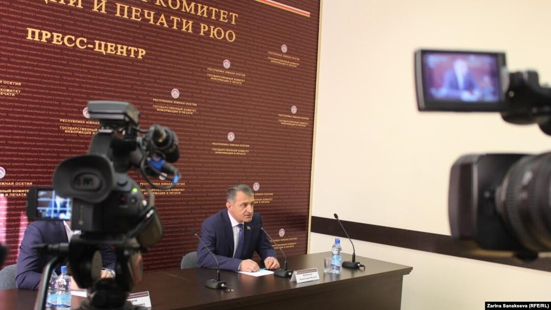 Анатолий Бибилов пообещал, что в середине ноября вопрос перехода парламента на профессиональную основу будет оформлен законодательно